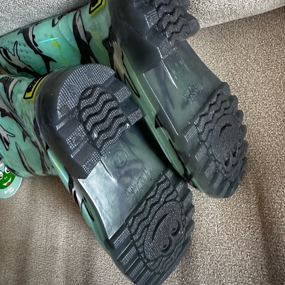 Western Chief, Shark Light Up Rain Boots (Toddler) - Picture 4 of 6